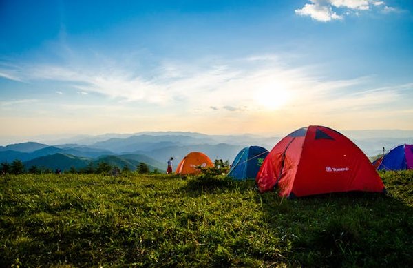Comment choisir le meilleur emplacement pour un camping en région de lacs alpins?