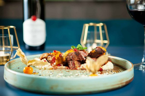 Comment découvrir les traditions culinaires de la région d'Émilie-Romagne en Italie : plats typiques et cours recommandés ?